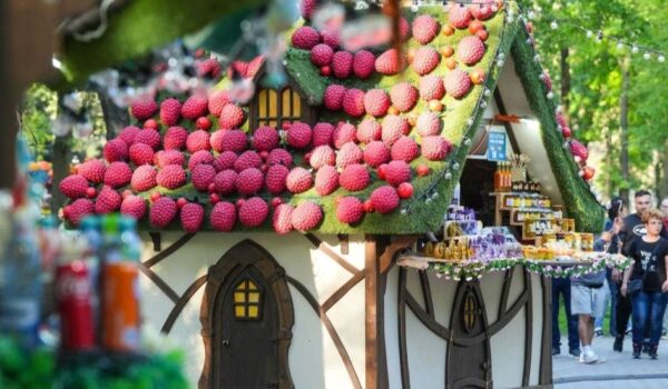 Târgul de Paște de la Craiova se transformă, anul acesta, în tărâmul basmelor, cu holograme, iluminat feeric și căsuțe decorate spectaculos!