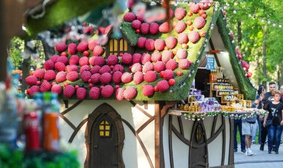 Târgul de Paște de la Craiova se transformă, anul acesta, în tărâmul basmelor, cu holograme, iluminat feeric și căsuțe decorate spectaculos!