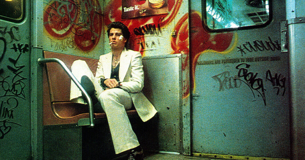 Costumul alb purtat de John Travolta în „Saturday Night Fever”, scos la licitație