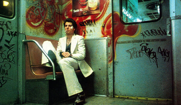 Costumul alb purtat de John Travolta în „Saturday Night Fever”, scos la licitație
